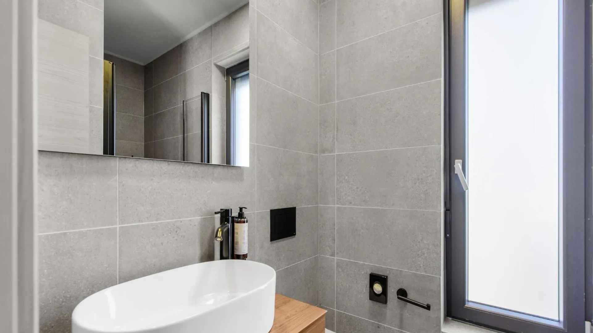 Luxury Apartment With Private Swimming Pool Brtonigla