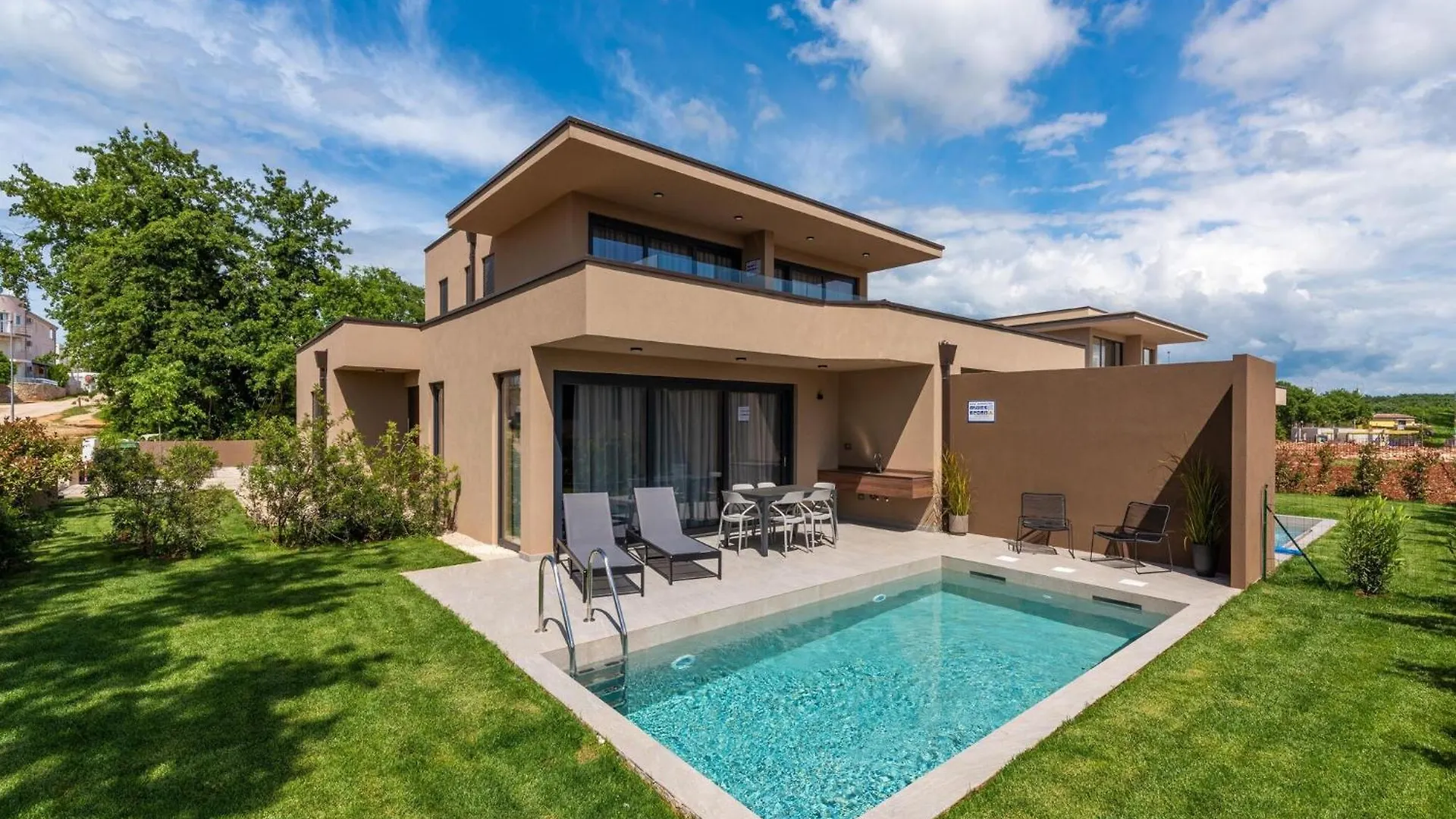 Luxury Apartment With Private Swimming Pool contacts